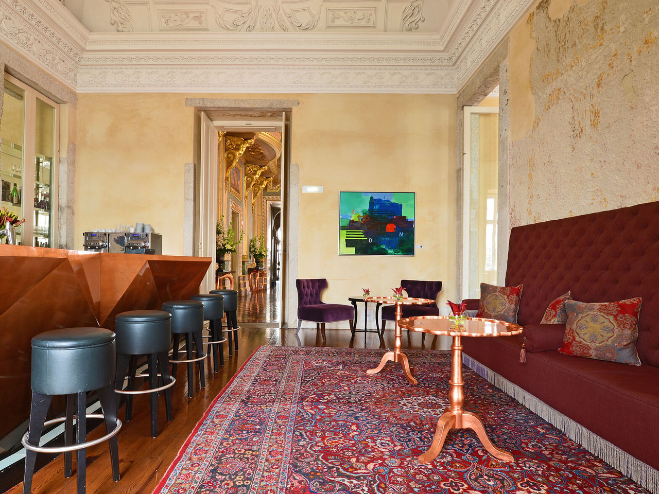 O bar Nasoni, do Hotel 5 Estrelas no Porto, Monumento Nacional, tem bancos altos  e um sofá com duas mesas