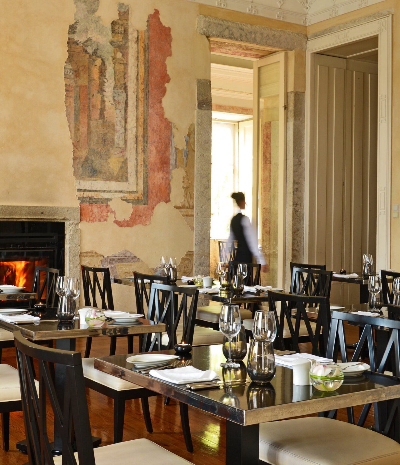 O restaurante Palatium, do Hotel 5 Estrelas no Porto, Monumento Nacional, tem uma decoração luxuosa e várias mesas pretas