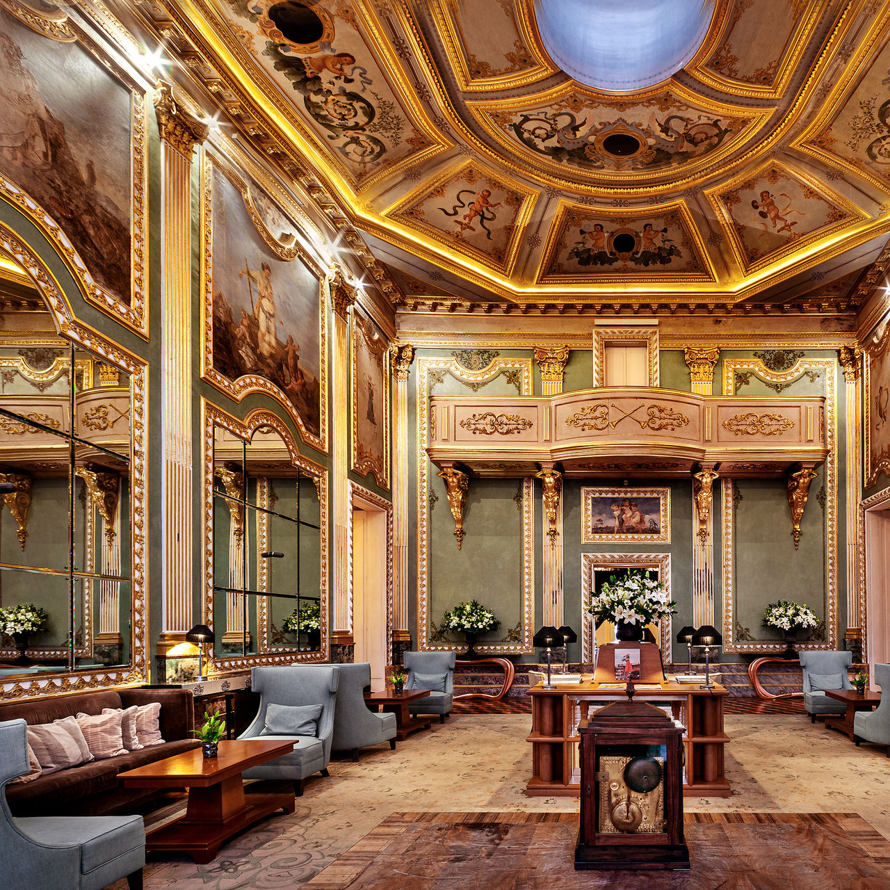 Sala do hotel Pestana Palácio do Freixo, com painéis de madeira trabalhados, revestidos a dourado e decoração luxuosa