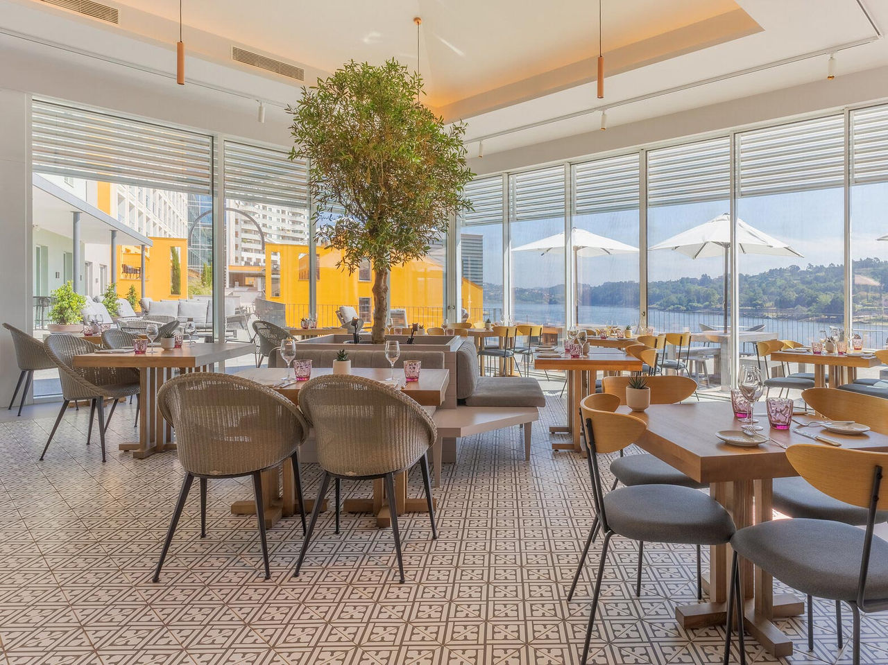Restaurante do Pestana Douro Riverside, Hotel com Piscina em Frente ao Rio Douro, com mesas elegantes e vista para o rio
