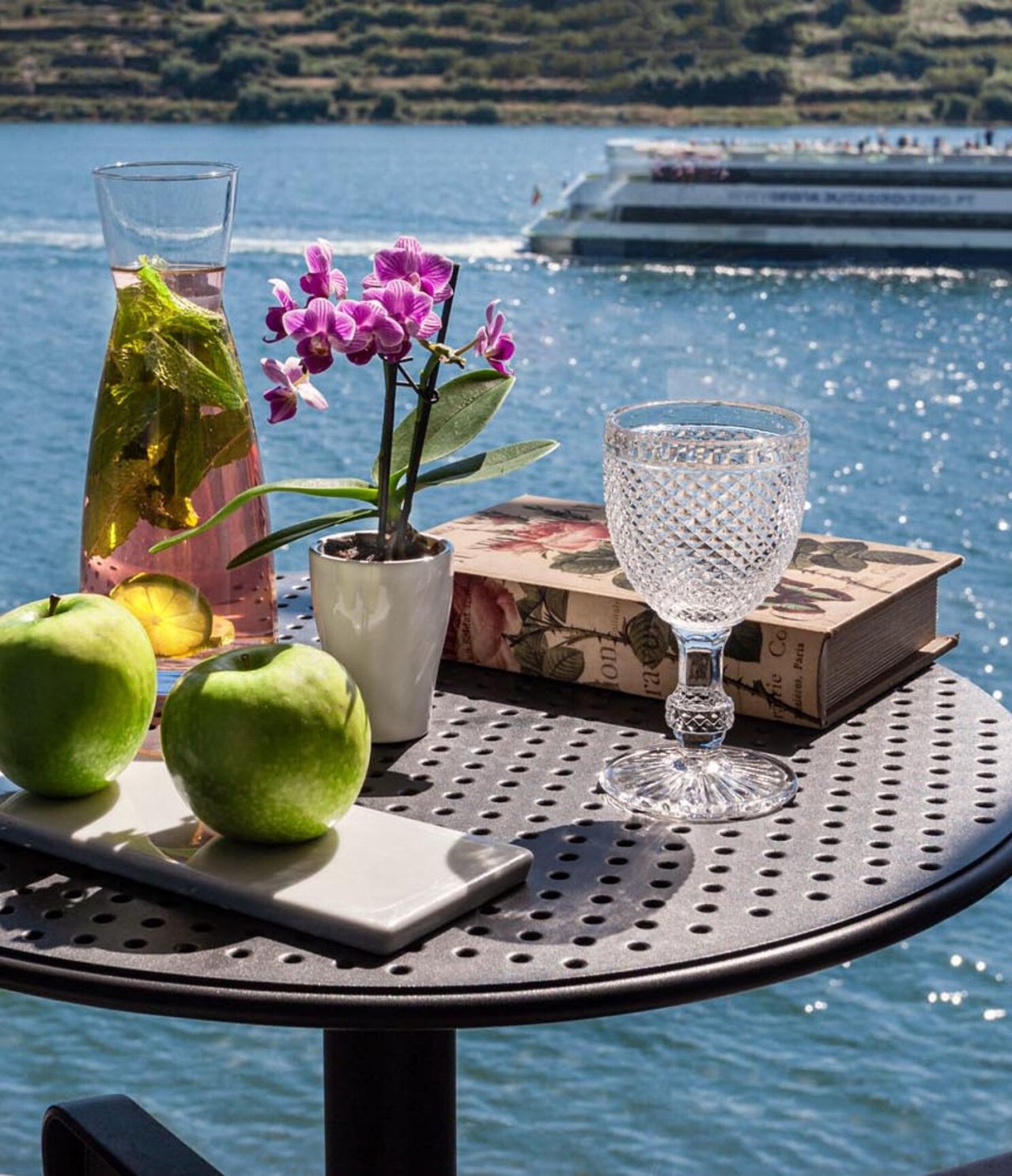 Bar do Pestana Douro Riverside Hotel Premium no Porto com mesa junto ao Douro, jarra com bebida e flores