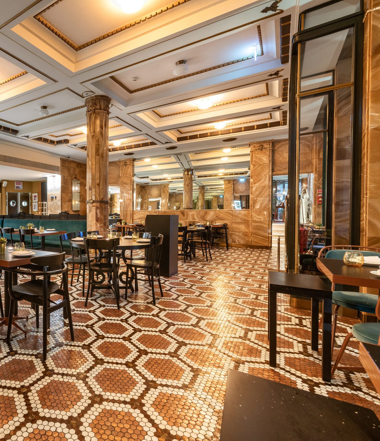 O restaurante - A Brasileira, do Hotel 5 Estrelas no Centro do Porto, tem uma decoração moderna e elegante