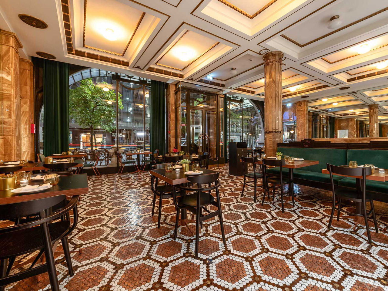 Restaurante do Pestana Porto A Brasileira, Hotel 5 Estrelas no Centro do Porto, com mesas elegantes e chão em mosaico