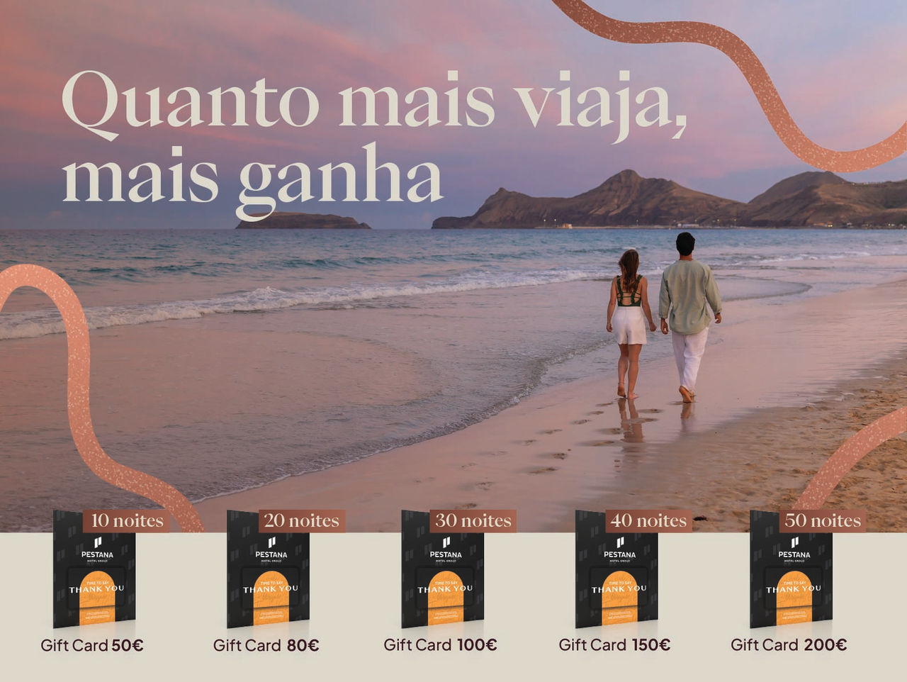 Casal a caminhar na praia ao entardecer com mensagem promocional e cartões oferta alinhados na parte inferior