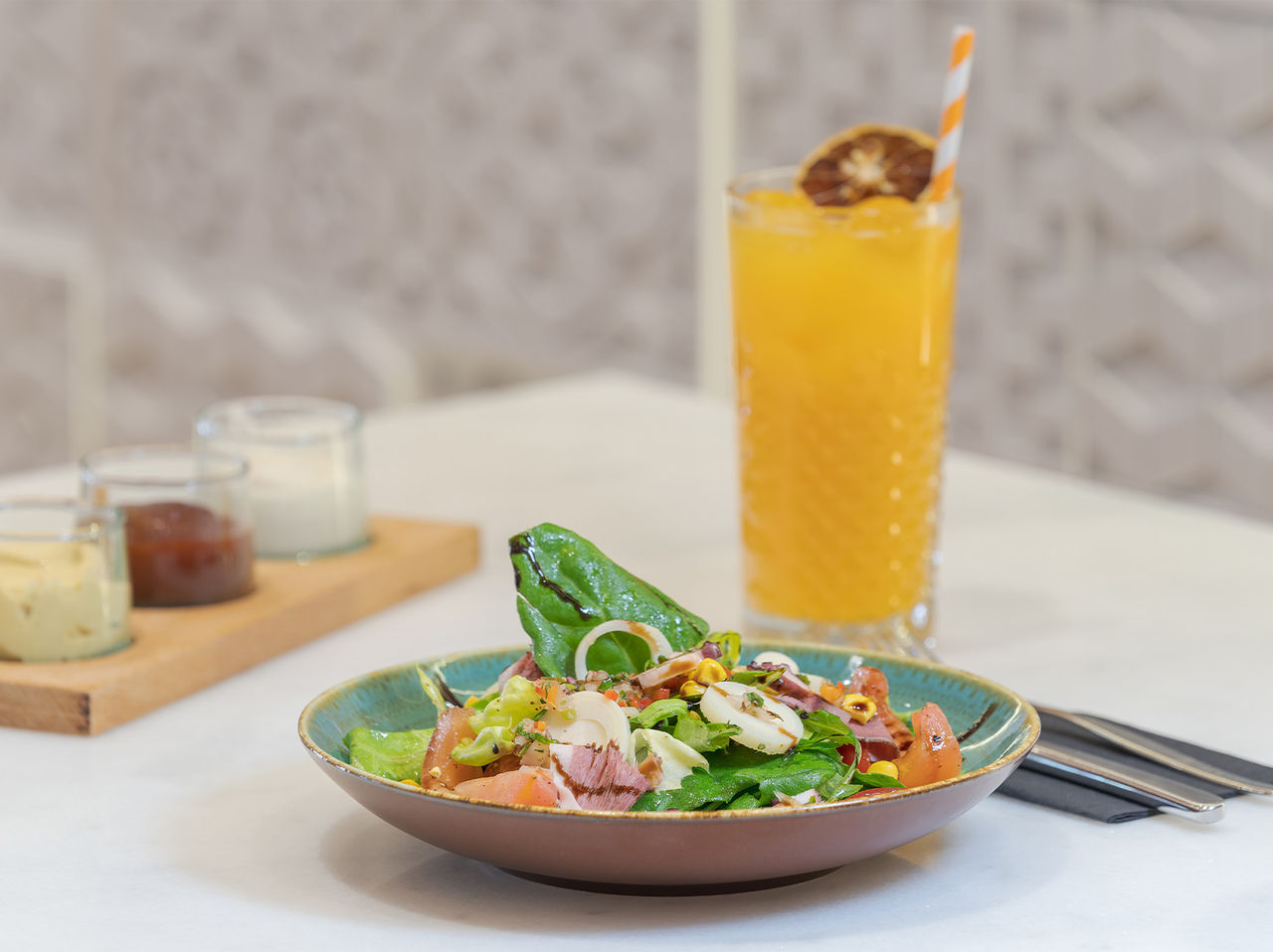 Sports Bar, Hotel in Marrakech, serves cocktails, juices, and healthy bowls