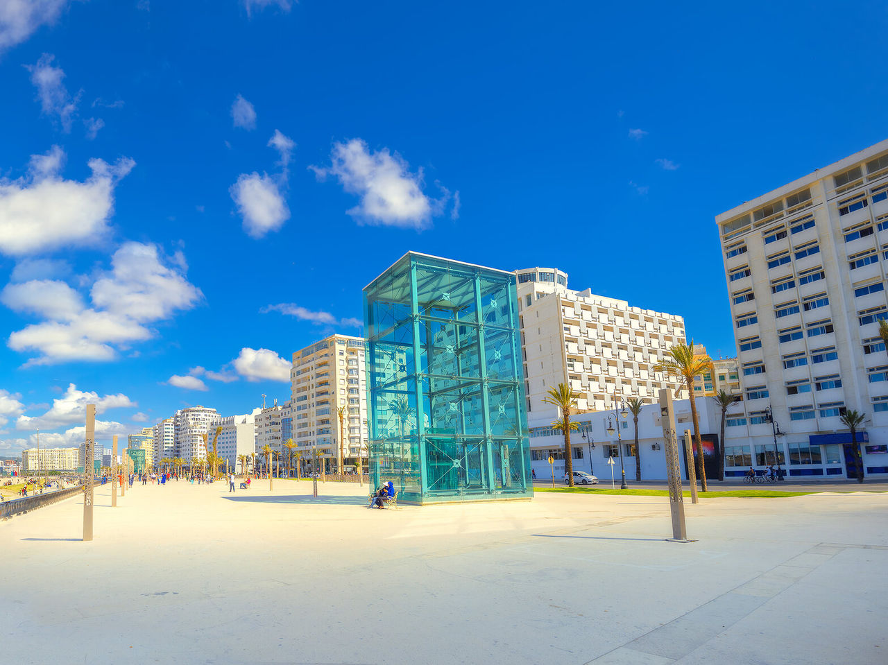 Explore Hotéis em Tânger com vista para o passeio marítimo com edifícios modernos e céu azul luminoso