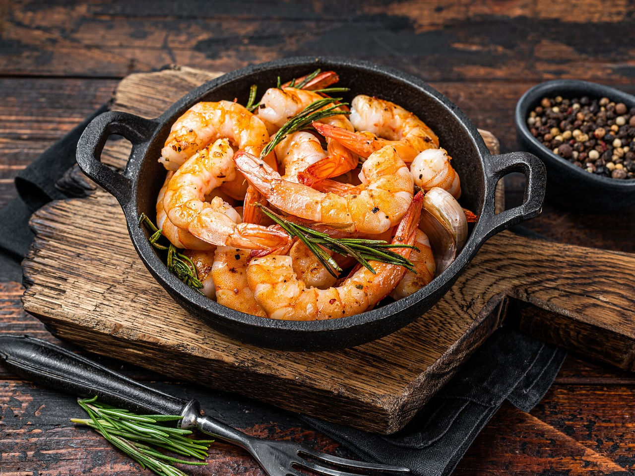 Typical cuisine of Maputo, with a shrimp dish accompanied by spices