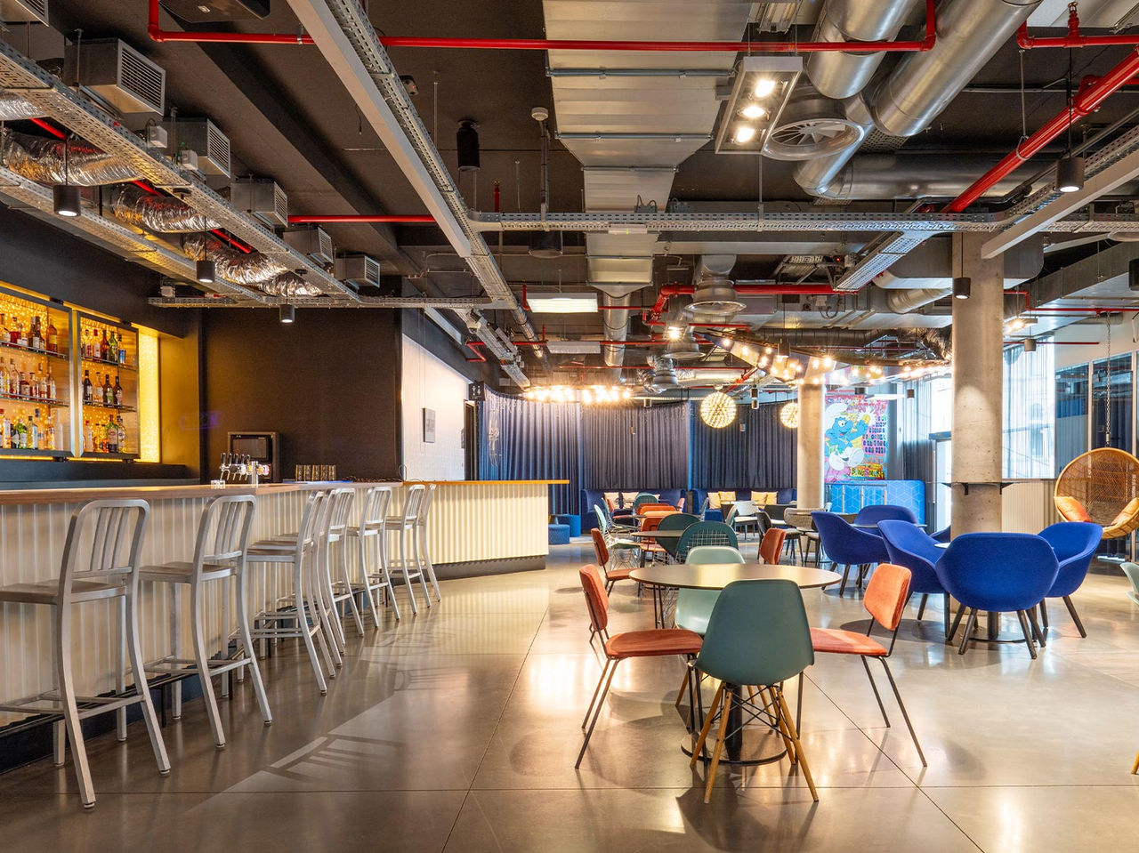 The hotel bar in Brussels near the European Parliament has a bar with high stools and round tables with chairs