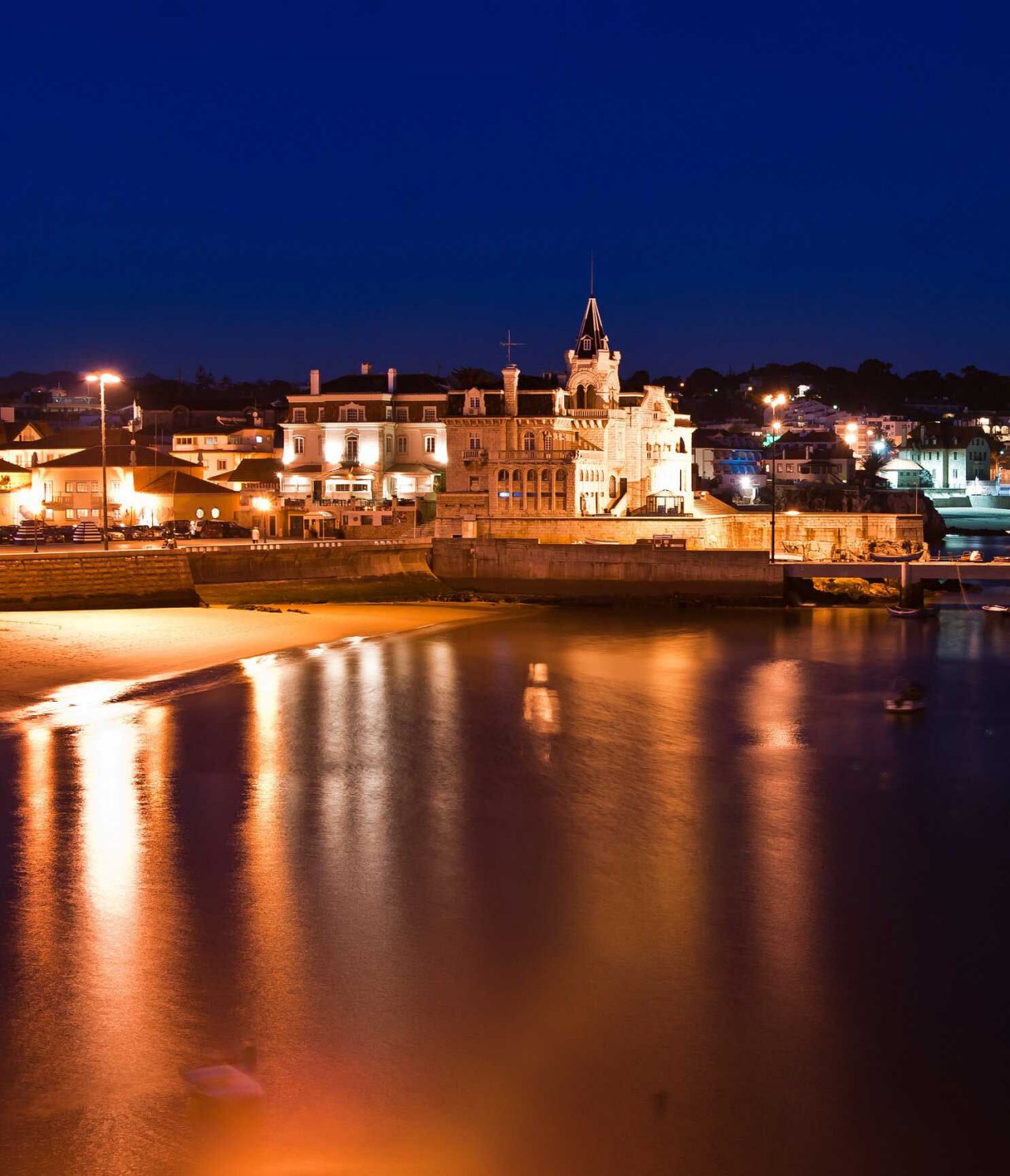 Stay in hotels in Cascais, near the beach, and enjoy a walk by the sea