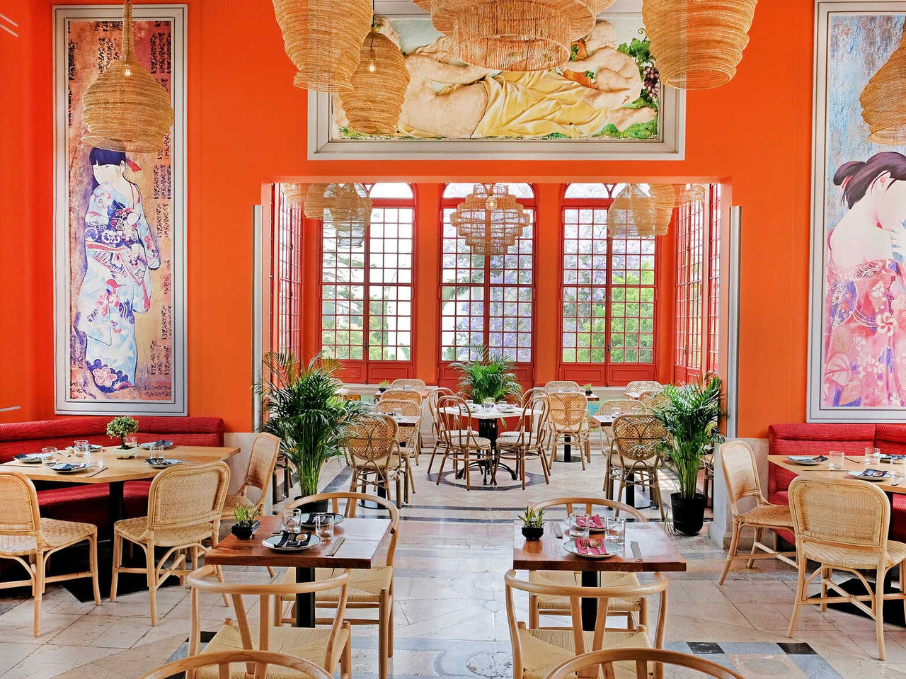 O restaurante Casa do Lago, do Hotel 5 Estrelas, Monumento Nacional, tem uma sala vermelha com mesas, cadeiras e janela