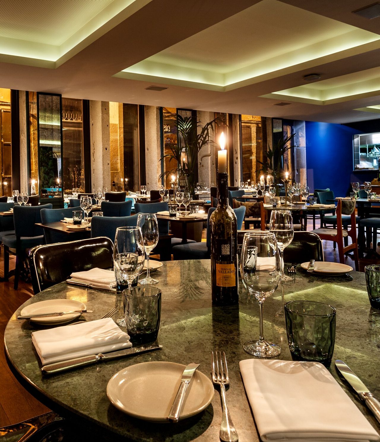 The Rib Beef & Wine restaurant, of the 5-Star Hotel in the Center of Porto, has round tables with dishware and wine