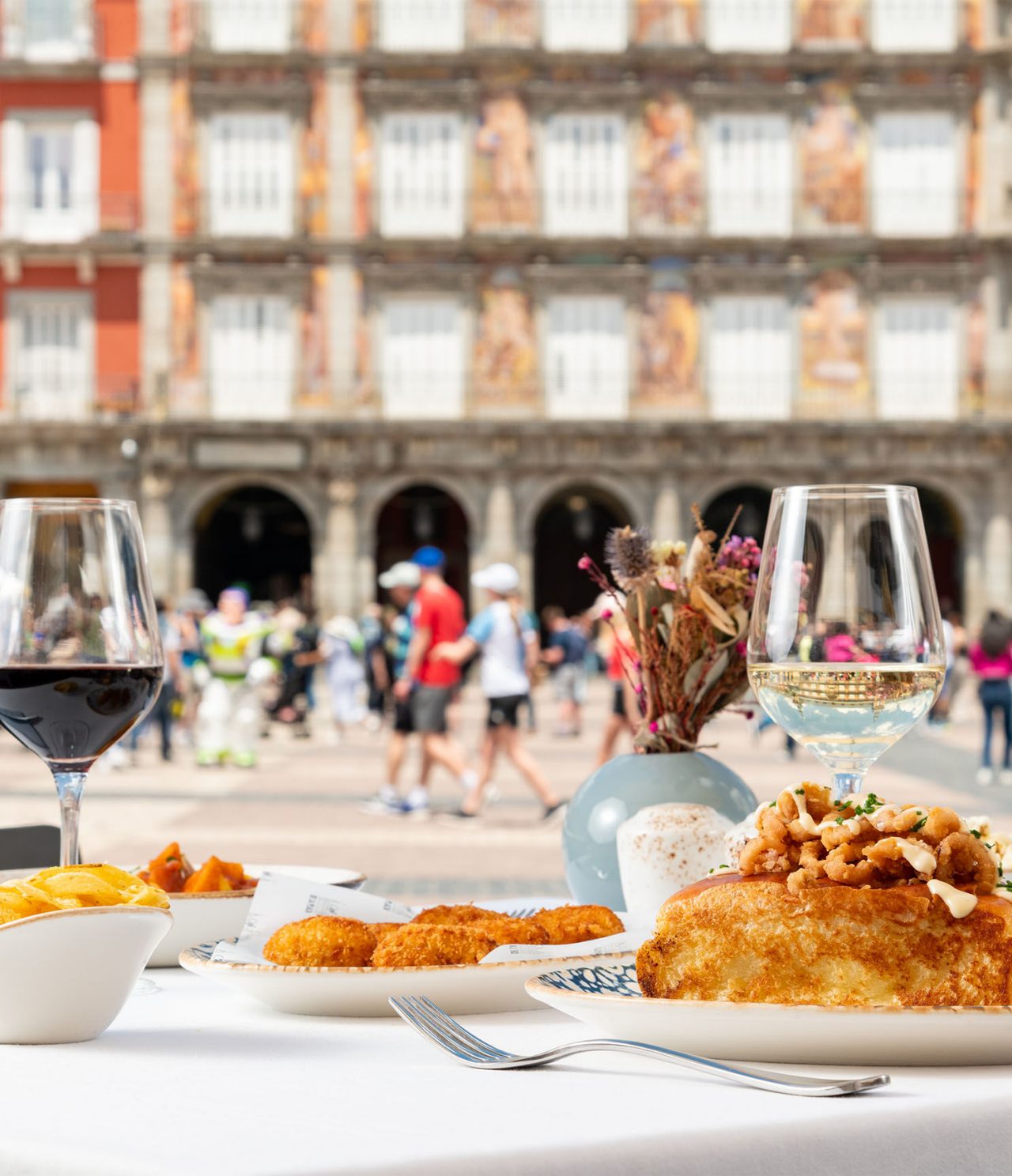 Café de La Plaza Restaurant, Historic Center Hotel in Madrid, dining on the terrace at Plaza Mayor